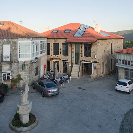O Balcón Da Ribeira Hotel *